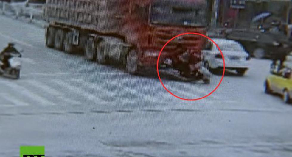 En YouTube se ve como las mujeres resultan ilesas luego del espectacular accidente. (Foto: Captura YouTube)