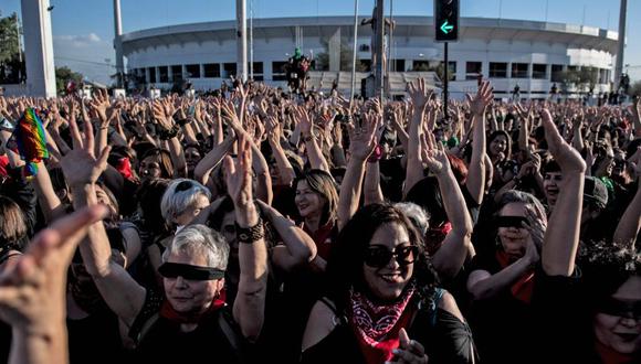 Las activistas feministas participan en una actuación coreografiada contra la violencia de género, el patriarcado y denuncian un estado opresivo, fuera del estadio nacional, utilizado como centro de detención clandestino durante el golpe militar de Augusto Pinochet, en Santiago. (Foto: AFP)
