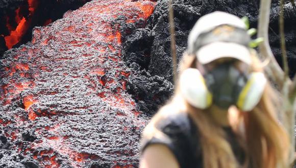 Una mujer camina junto a una fisura causada por la irupción del volcán Kilauea. (Foto: Getty Images)