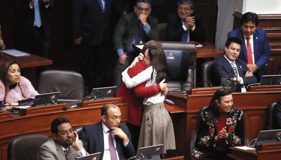 Luz Salgado (Fuerza Popular) y Marisa Glave (Nuevo Perú) se abrazan tras la aprobación del texto sobre la paridad y la alternancia. (Foto: Mario Zapata / GEC)