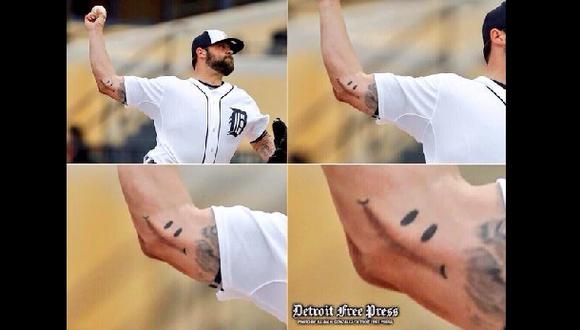 Beisbolista transformó cicatriz en un tatuaje de carita feliz