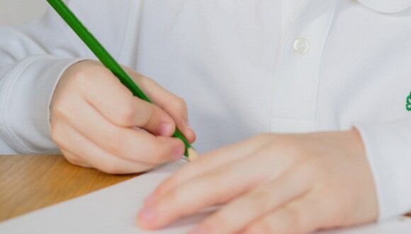 Esta es una imagen referencial de un niño escribiendo una nota. (Foto: Artem Podrez / Pexels)