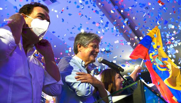 El presidente electo de Ecuador, Guillermo Lasso, gesticula junto a su esposa María de Lourdes Alcivera y al ex alcalde de Guayaquil, Jaime Nebot, mientras celebra su victoria. (Foto de Fernando Méndez / AFP).
