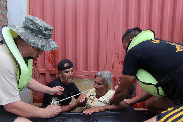 El general Escudero en pleno rescate de la familia de Giana, la bebé de 45 días, que quedó atrapada en su casa, en Catacaos. (Foto: Ralph Zapata)