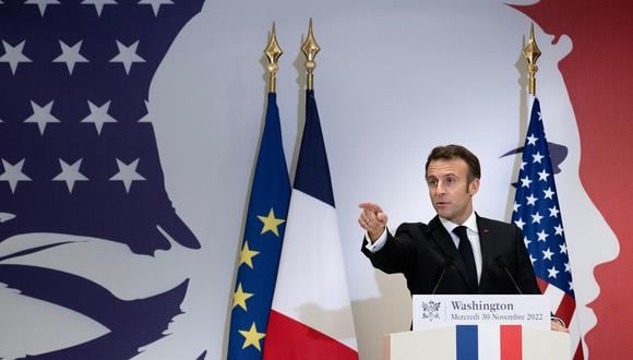 El presidente francés, Emmanuel Macron, habla sobre el papel de los EE. UU. en la Segunda Guerra Mundial al otorgar la Legión de Honor a los veteranos en la Embajada de Francia el 30 de noviembre de 2022 en Washington, DC. (Foto de Brendan Smialowski / AFP)