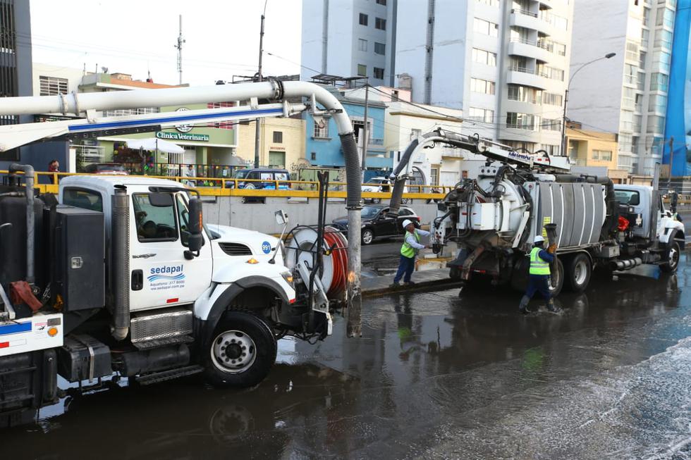 Aniego fue controlado por personal de Sedapal. Tres máquinas hidrojet fueron destinadas para la limpieza. (Foto: Fernando Sangama)
