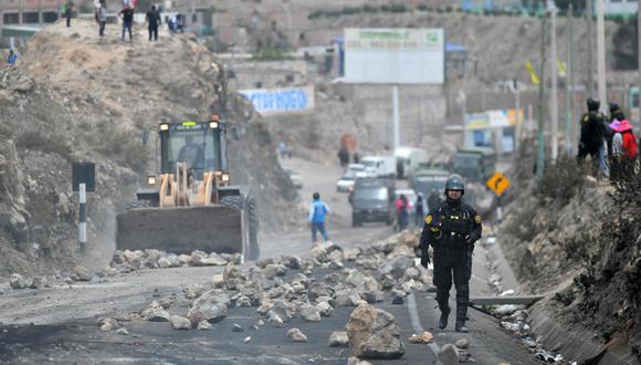 La misión de las fuerzas del orden durante el estado de emergencia nacional ha sido resguardar a la población, instituciones del estado y bienes públicos. (Foto: Diego Ramos / AFP)