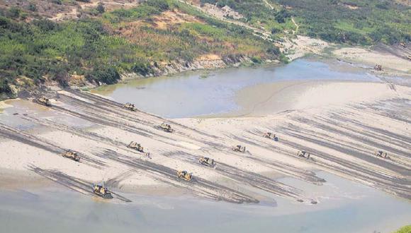 Entre las obras más urgentes y que, al mismo tiempo, han tenido más observaciones, están las de descolmatación del río Piura, que se desbordó a fines de marzo, causando serios
destrozos. (Foto: Ralph Zapata)