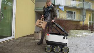 Robot estonio cruza la calle para repartir alimentos [VIDEO]