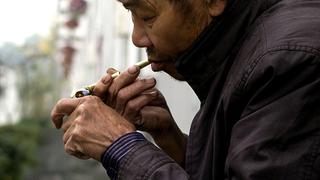 China prohíbe a sus funcionarios fumar en público