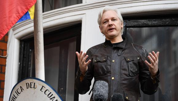 Julian Assange en una imagen del 19 de mayo del 2017 en un balcón de la Embajada de Ecuador en Londres. (AFP / Justin TALLIS).