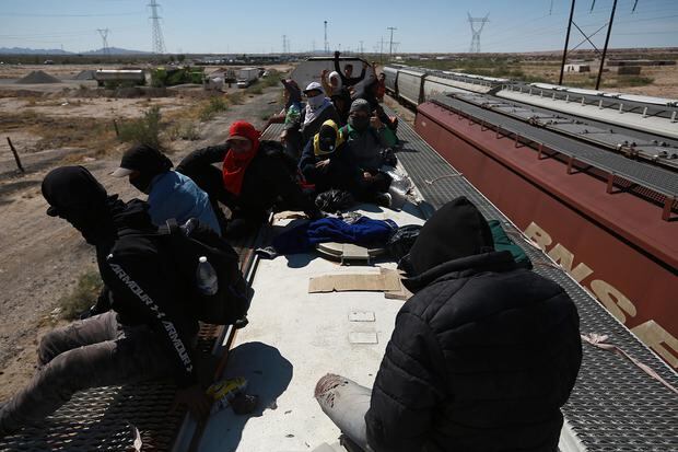 Migrantes viajan sobre el tren conocido como "La Bestia", el 29 de septiembre de 2023, en Ciudad Juárez, Chihuahua, México. (Foto de Luis Torres / EFE)
