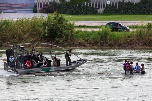 Personas que cruzaban por el río Bravo son rescatadas por agentes fronterizos de Estados Unidos a finales de mayo. (Ilana Panich-Linsman para The New York Times).