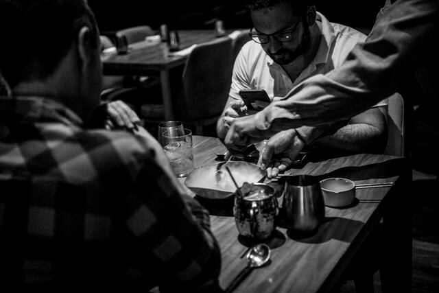 20 o más variedades de pescados y mariscos llegan a diario. Lo que el mar mande: atún, mero, cabrilla, fortuno, lenguado, chita, ventresca, conchas, almejas, ostras, navajas, erizos o percebes.