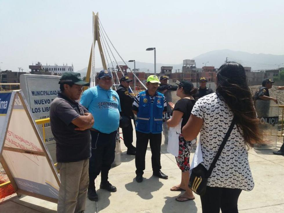 Vecinos de El Agustino denuncian que ahora deben pagar hasta 6 soles para acceder a SJL por cierre de puente Los Libertadores que estuvo sostenido por gr&uacute;a. (Yasmin Rosas / El Comercio)