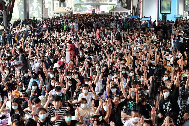 Los escolares de secundaria levantan el saludo de tres dedos durante una manifestación de "Malos estudiantes" en Bangkok, capital de Tailandia. (Mladen ANTONOV/AFP).