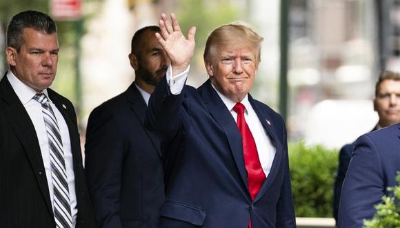 El expresidente Donald Trump hace saluda al salir de la Torre Trump, el miércoles 10 de agosto de 2022, en Nueva York, para ir a la oficina de la fiscal general Letitia James. (Foto AP/Julia Nikhinson).