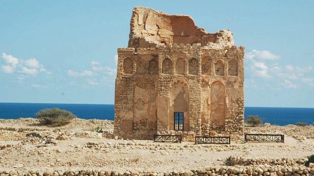 La antigua ciudad portuaria de Qalhat, en Omán. En la imagen: el mausoleo Bibi Maryam. (EPA)