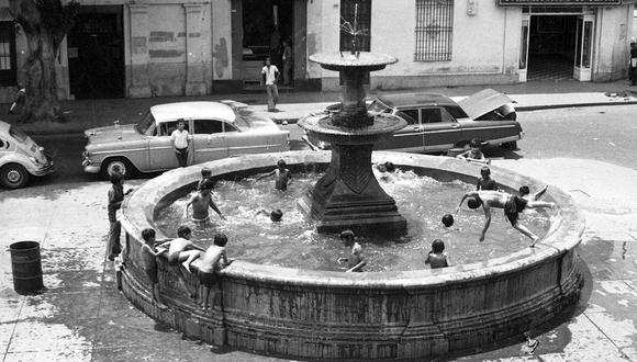 Un grupo de niños disfruta del verano en una pileta de Barrios Altos en enero de 1976. Foto: Julián Espinoza/ GEC Archivo Histórico