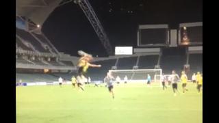 Mira la gran patada voladora de Ibrahimovic para hacer un gol