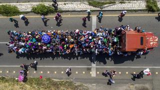 Muere un joven en la caravana de migrantes al caer de un tráiler