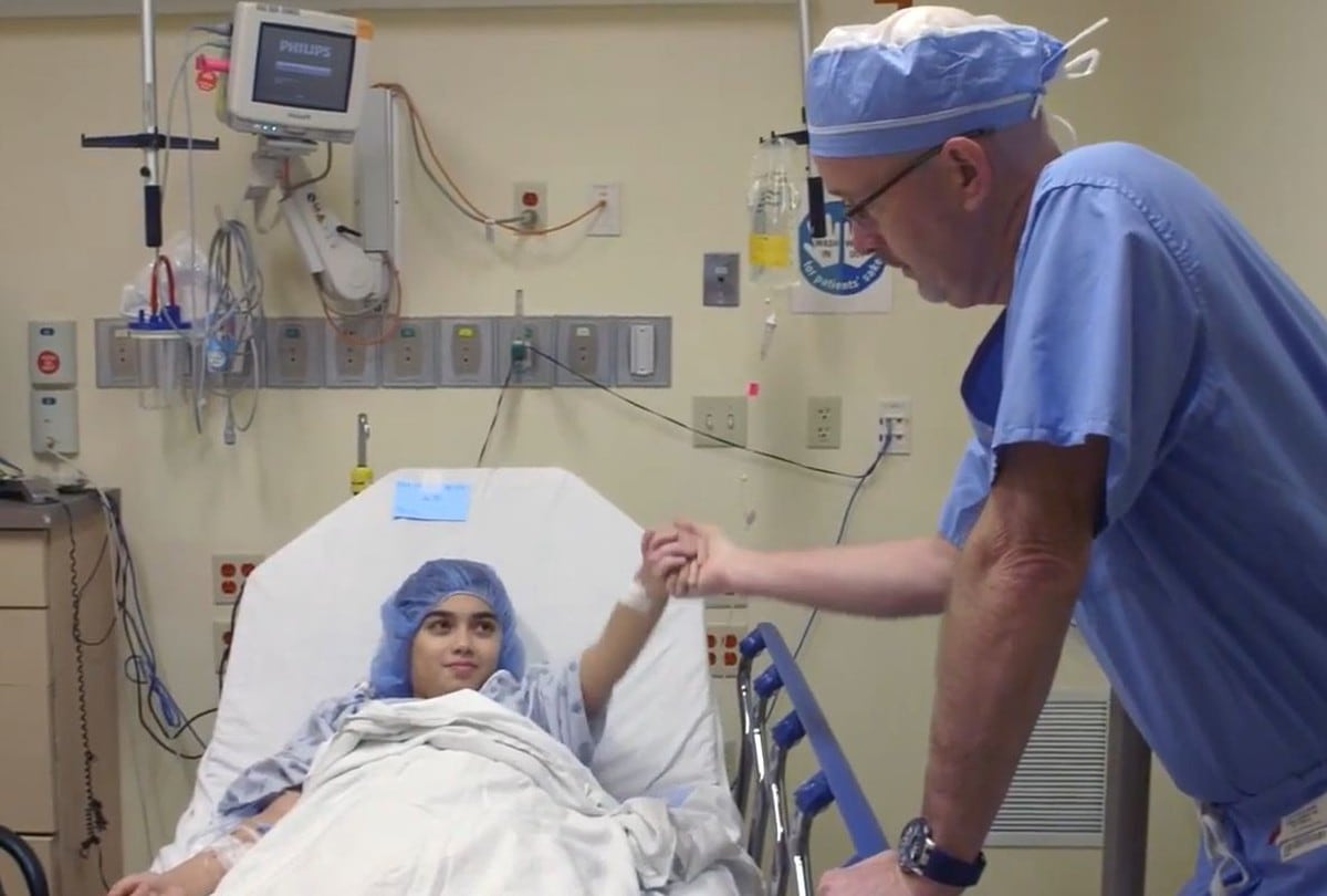 Un cirujano estadounidense se ganó la admiración en las redes sociales por la singular manera en la que atiende a los niños que opera | Foto: Akron Children's Hospital | Captura de YouTube