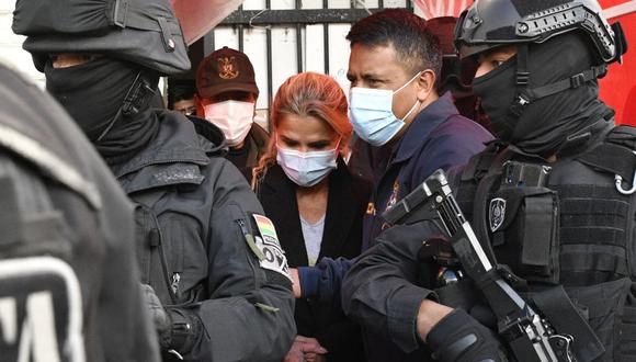 La ex presidenta interina de Bolivia, Jeannine Anez es llevada por miembros de la policía de la Fuerza Especial contra el Crimen (FELCC) luego de ser arrestada. (Foto de AIZAR RALDES / AFP).