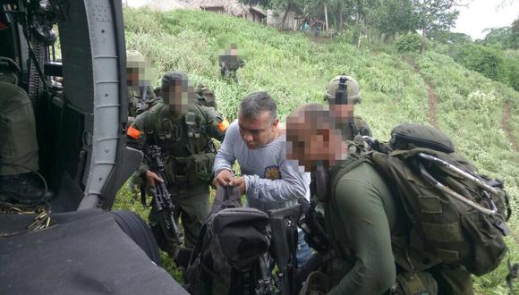 Policía colombiana metiendo en un helicoptero a Ómar Noguera Camacho, cabecilla del 'Clan del Golfo' (Foto: Policía de Colombia)
