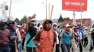 Indígenas ecuatorianos mantienen retenidos a unos 50 policías y militares