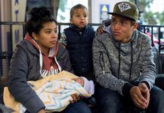 Pareja de la caravana de migrantes celebra nacimiento de hijo en EE.UU.