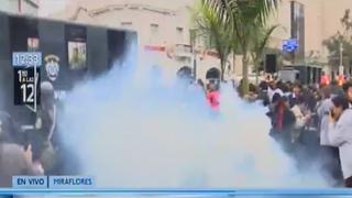 Parque Kennedy: policía arrojó bomba lacrimógena a docentes en huelga [VIDEO]