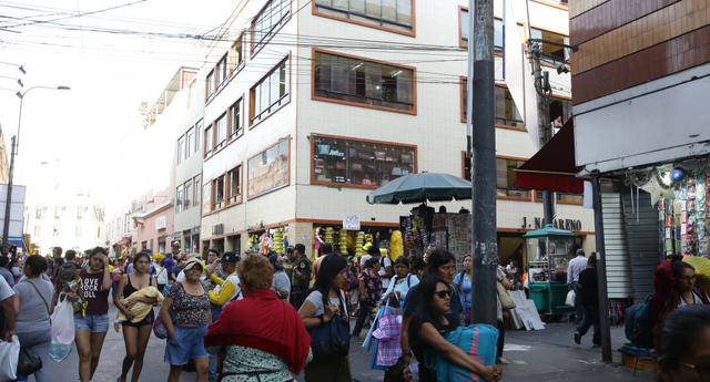 Así lucen los jirones Andahuaylas y Cusco a 18 años del incendio. Esto sucede, pese a la fiscalización. Los ambulantes regresan cada vez que las autoridades se retiran de la zona. (Foto: Jesús Saucedo)
