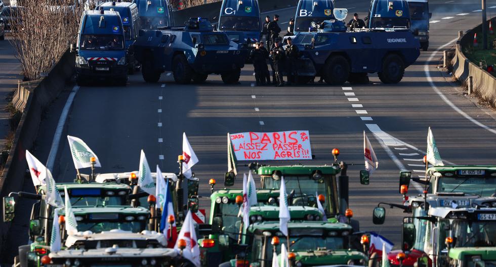 Los agricultores franceses mantienen bloqueadas las carreteras principales hacia París. (Foto: AFP)