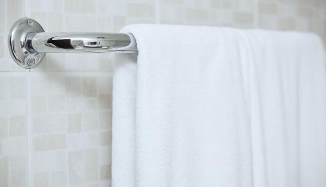 No olvides reemplazar las toallas del baño cada tres o cuatro días. Su constante humedad no solo puede causar mal olor, también son el lugar perfecto para que las bacterias empiecen a crecer. (Foto: Shutterstock)