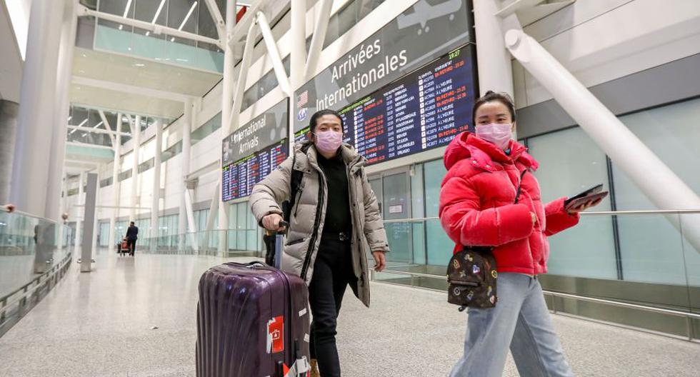 Viajeros usan máscaras en al aeropuerto de Pearson, en Toronto, poco después de que las autoridades de Canadá notificaran el posible primer caso de coronavirus en el país. (Foto: Reuters)