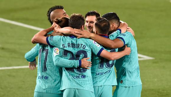 Barcelona's players celebrate a goal during the Spanish League football match between Villarreal and Barcelona at the Madrigal stadium in Villarreal on July 5, 2020. / AFP / JOSE JORDAN                   
