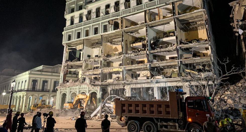Los bomberos retiran los escombros de las ruinas del Hotel Saratoga, en La Habana.