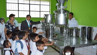 Niños de Paita consumen gratuitamente leche de ‘vaca mecánica’