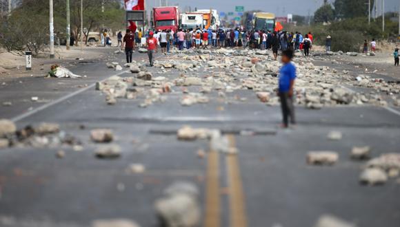 Esta semana, manifestantes volvieron a cortar las carreteras en algunas regiones de la costa, como Ica y La Libertad, para exigir al Congreso la aprobación de una nueva ley de régimen laboral agrario. (Foto: Hugo Curotto/GEC).