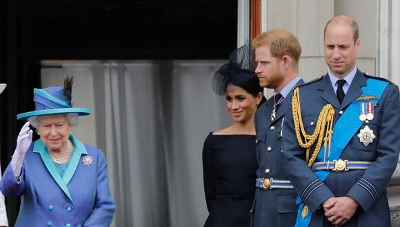 La reina Isabel II junto a Meghan y Enrique de Sussex; y Guillermo de Cambridge. (Foto: AFP)