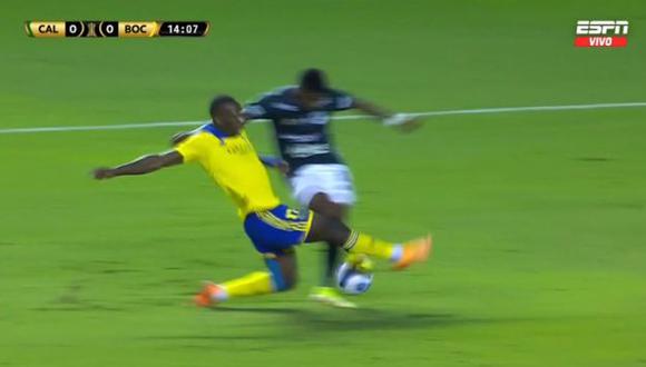 Luis  Advíncula apareció de manera oportunidad y bloqueó a Yony González en el Boca vs. Deportivo Cali. (Captura: ESPN)