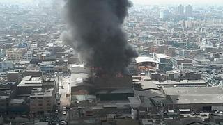 Incendio destruyó almacén de llantas y repuestos en La Victoria