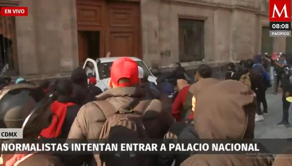 Los manifestantes usaron una camioneta para derribar una de las puertas del Palacio Nacional de México durante la conferencia de prensa del presidente Andrés Manuel López Obrador (Milenio).
