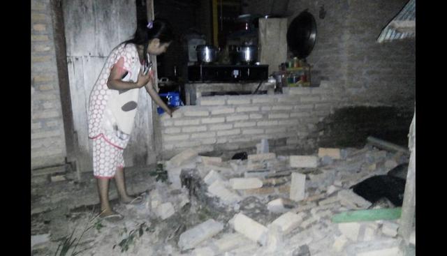 Se informó que el sismo provocó el derrumbe de varias casas, mientras que la población de la zona abandono sus hogares en pánico. (Foto: AFP)