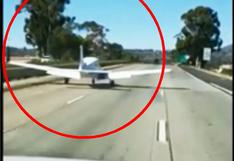 El momento en que un avión aterriza de emergencia en plena carretera [VIDEO]