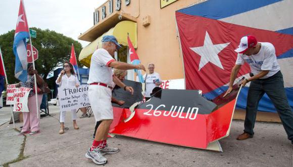 Cubanos en Miami repudian la reapertura de embajada en Cuba