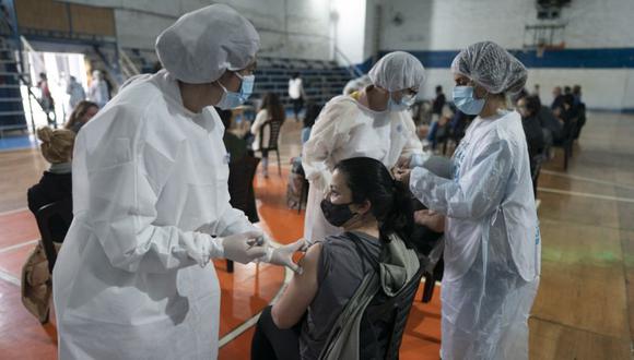 Las enfermeras vacunan a las personas dentro de un gimnasio en las afueras de Buenos Aires, Argentina mientras las autoridades aceleran las vacunas después de un comienzo lento. (Foto: AP / Victor R. Caivano).