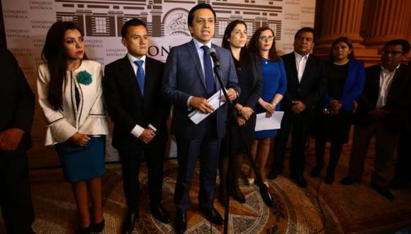 Después de que en el pleno se votara la iniciativa sobre el financiamiento de los partidos políticos, congresistas y voceros de distintas bancadas saludaron los cambios realizados. (Foto: Congreso)