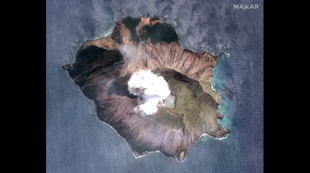Imagen satelital de la erupción del volcán White Island (Nueva Zelanda), también conocido como Whakaari, tomada el 11 de diciembre del 2019. (Maxar Technologies/vía REUTERS)