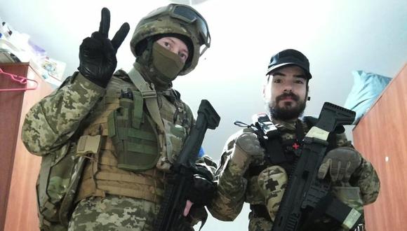 Ajay y otro soldado de la legión internacional en Ucrania.